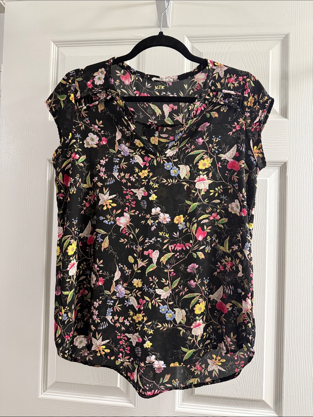 Pleione Black Floral Split V-Neck Cap Sleeve Top